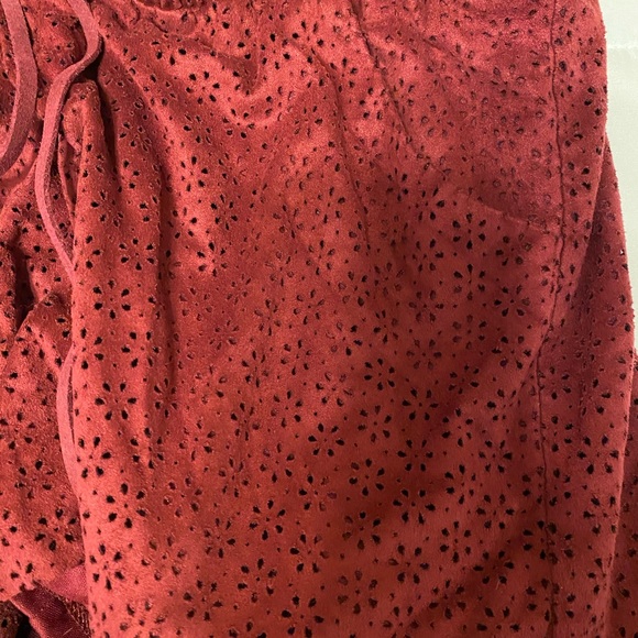 Maurices Wine Floral Eyelet Shorts (M) - Picture 5 of 6